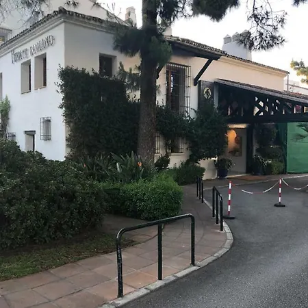 Modern Puente Apartman